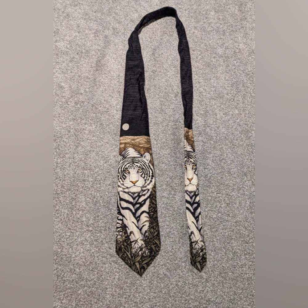 Marc Dennis‎ Tie White Siberian Tiger Endangered Species Silk
Vintage USA 90s